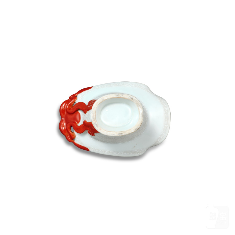 A white-glazed and iron-red 'bat' libation cup, Qing dynasty, 19th century | 清十九世紀 白釉礬紅彩蝙蝠紋盃 - 图3